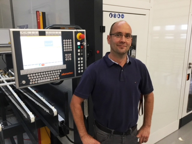 Her ses Produktionschef Jan Foget fra UnikFunkis foran det nyinstallerede bearbejdningscenter til aluprofiler. 