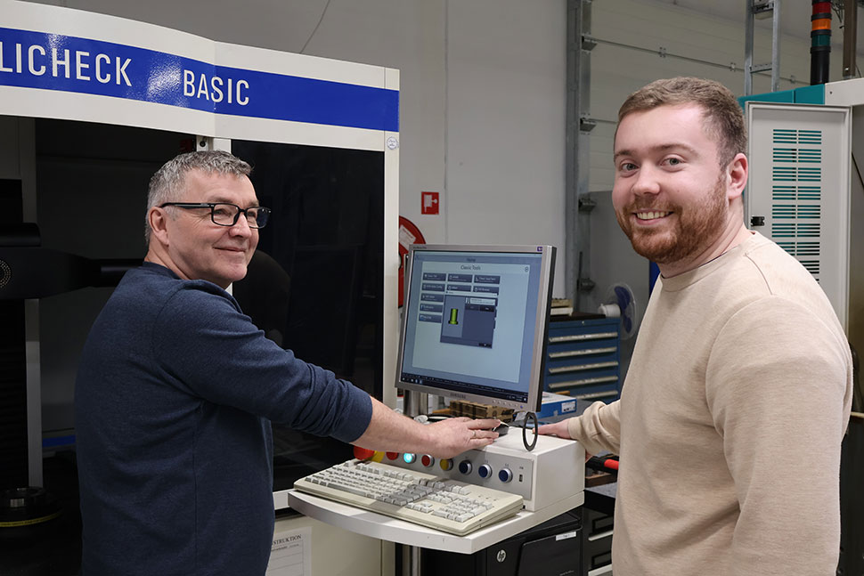 Finn Jensen og Emil B. Nielsen i fuld gang med at designe nyt værktøj 